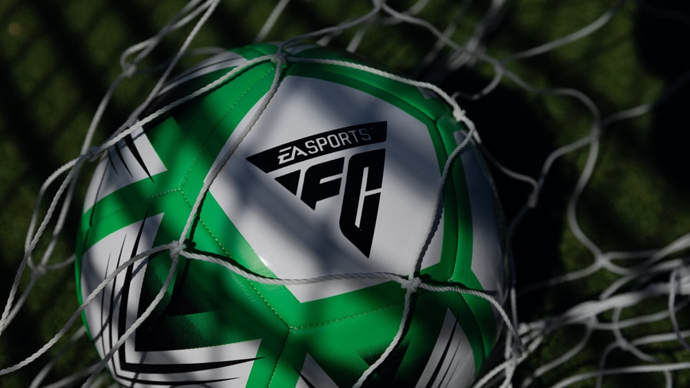 ea sports fc logo en balón de fútbol
